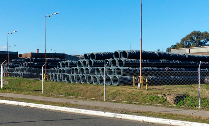 Entre despidos y suspensiones, se derrumbó 17,4% la producción siderúrgica