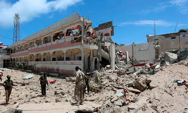 Más de 25 muertos en un atentado en un hotel próximo al palacio presidencial en Somalia