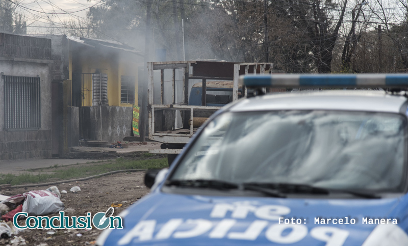 Vecinos de Villa Banana incendiaron un búnker de drogas