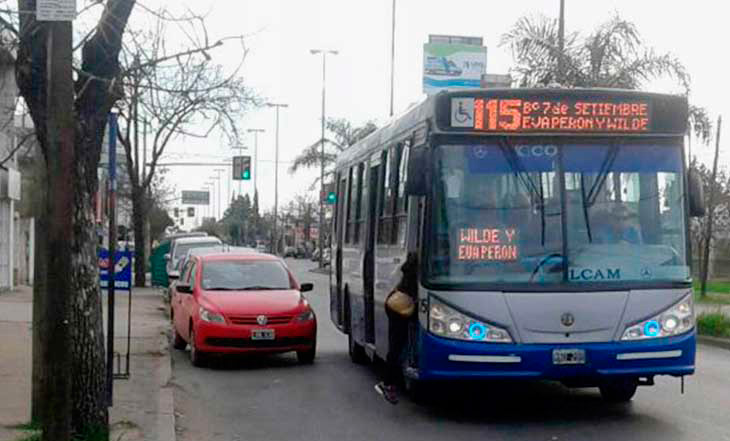 Más de 3.200 autos fueron al corralón por estacionar en paradas del transporte