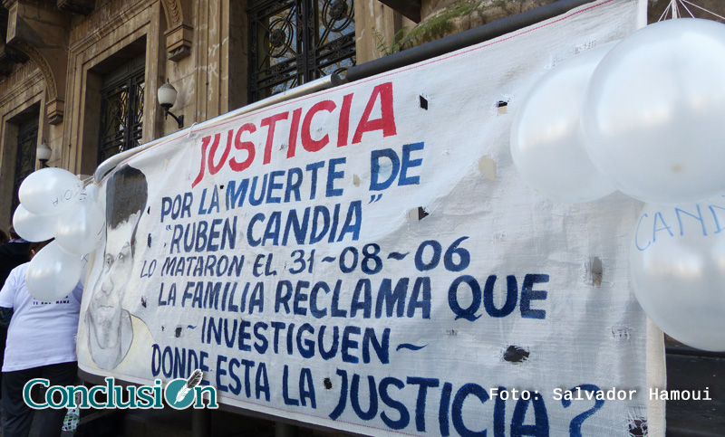 Familiares de víctimas de hechos violentos se movilizaron a la Gobernación
