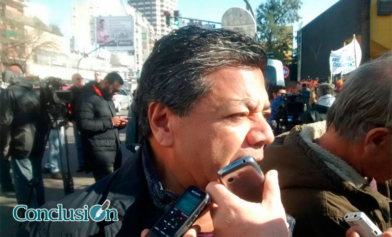 El jefe de la Uocra dice que los empresarios firmarían una tregua para evitar despidos