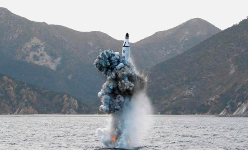 Corea del Norte dispara un misil balístico desde un submarino