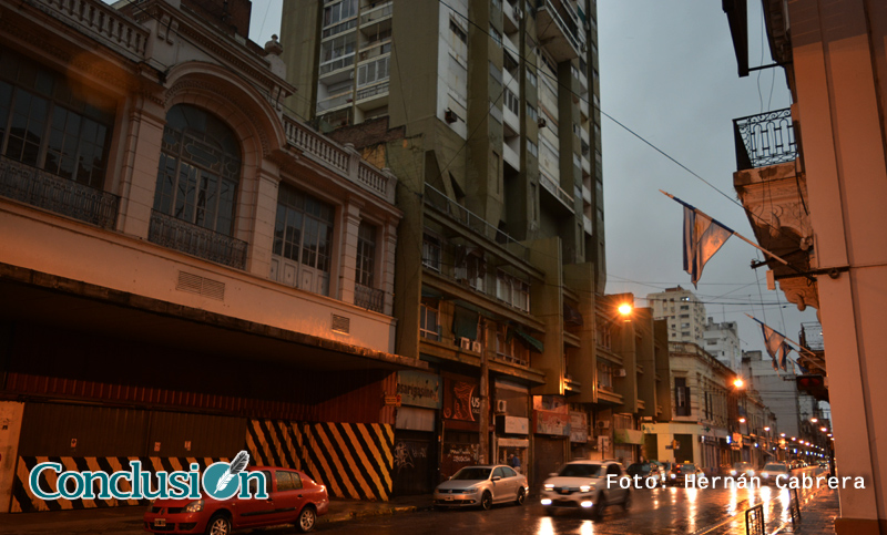 La noche se adelantó en Rosario y trajo viento, frío y lluvia