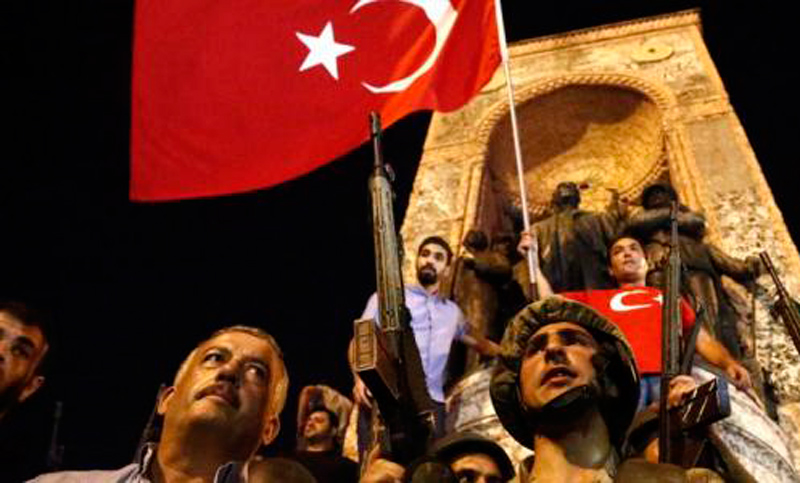 Denuncian que el gobierno turco detiene a jueces y fiscales sin pruebas