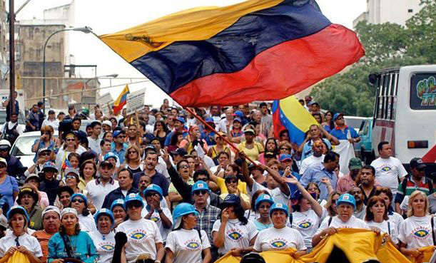 Jóvenes chavistas marchan por Caracas en respaldo a Maduro