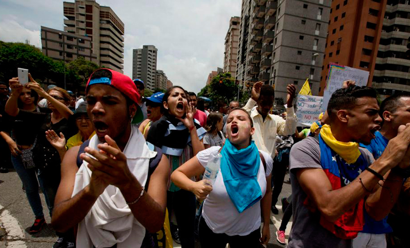 Sube la tensión en Venezuela por marchas chavistas y opositora por revocatorio