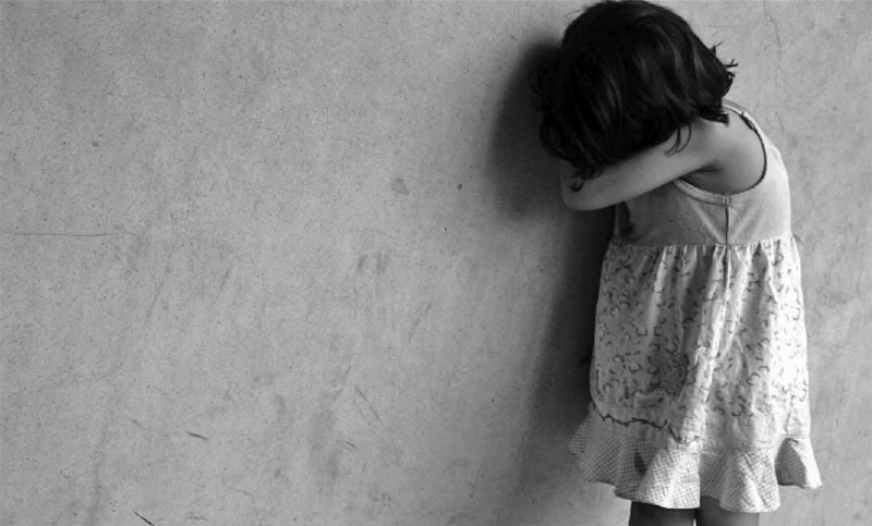 Una joven denunció a su padrastro por abusar de su hermana de 14 años