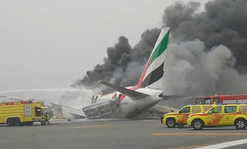 Avión de Emirates sufrió un accidente al aterrizar en aeropuerto de Dubai