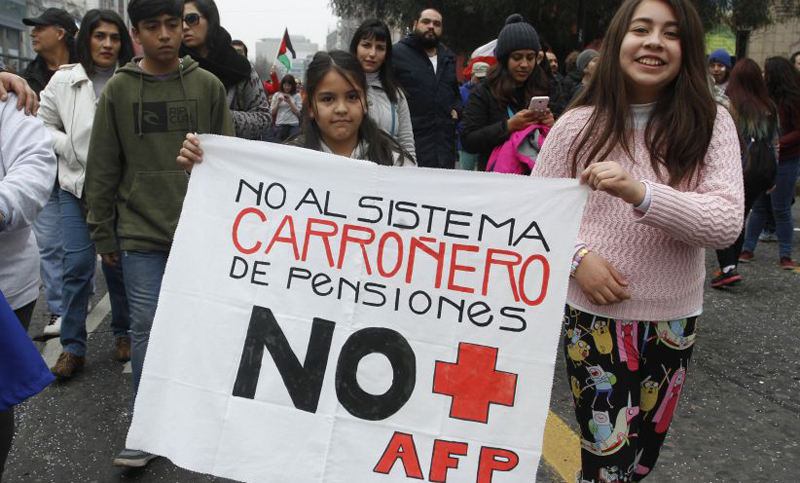 Miles de chilenos se manifestaron contra el sistema privado de pensiones