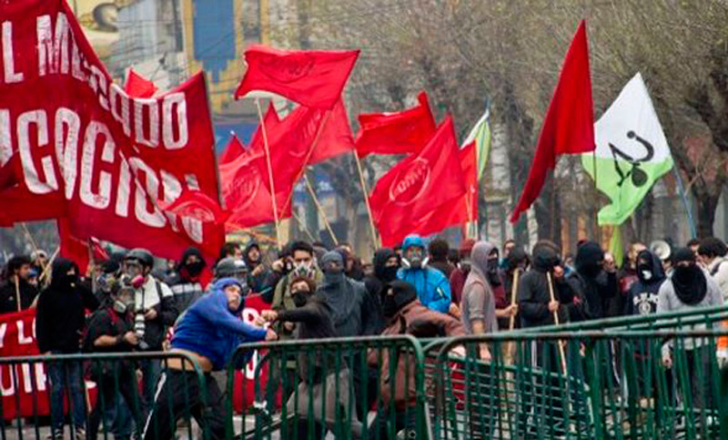 Estudiantes vuelven a marchar contra reforma de Bachelet