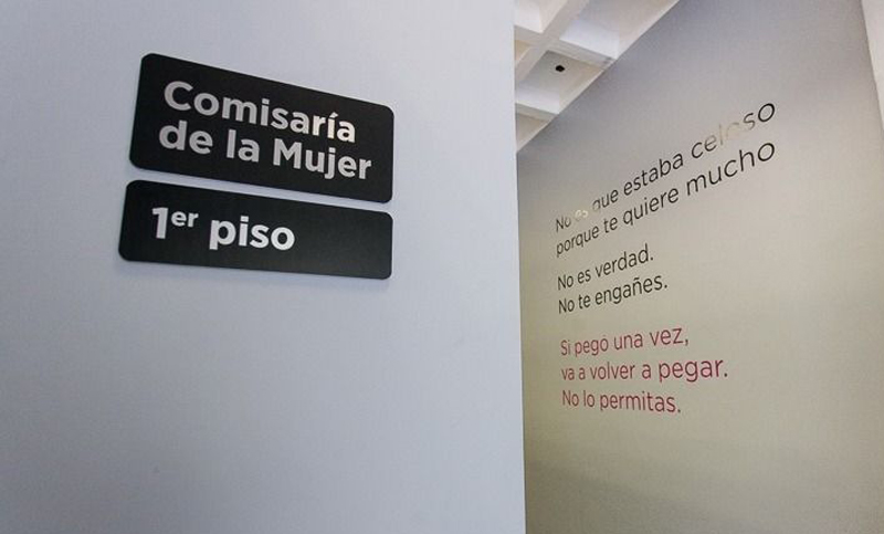 Una joven fue entregada a un grupo de hombres que la violó e intentó matar
