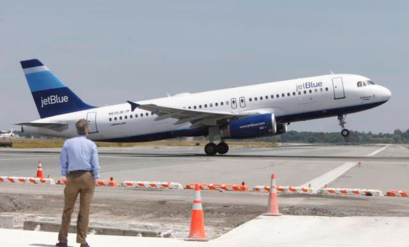 Histórico: partió el primer vuelo de línea de Estados Unidos a Cuba desde 1961