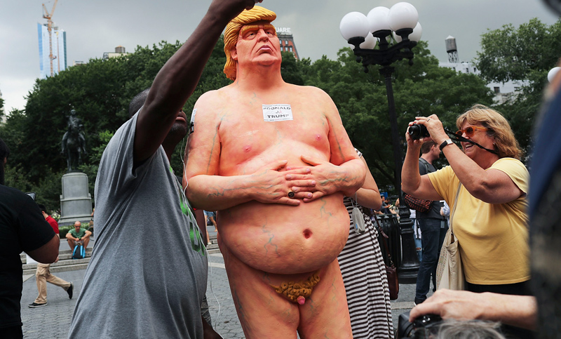 Una estatua de Trump desnudo causó polémica en Nueva York