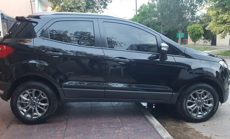 Le robaron el auto y la dejaron en un descampado de Pueblo Esther