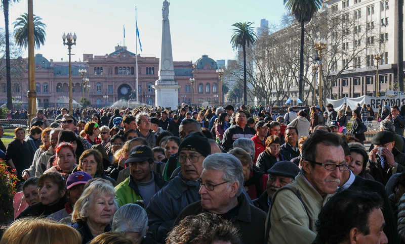 Peras y manzanas para todos: hubo una protesta en plena Plaza de Mayo