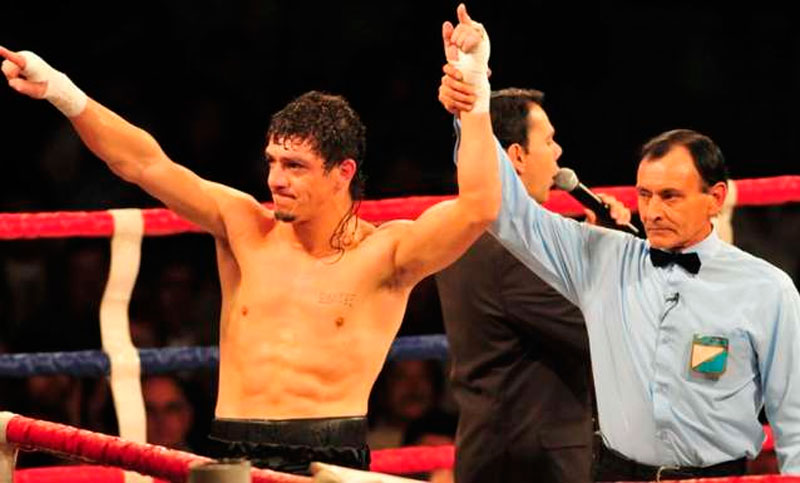 Un ex campeón de boxeo murió al estrellar el taxi que había robado