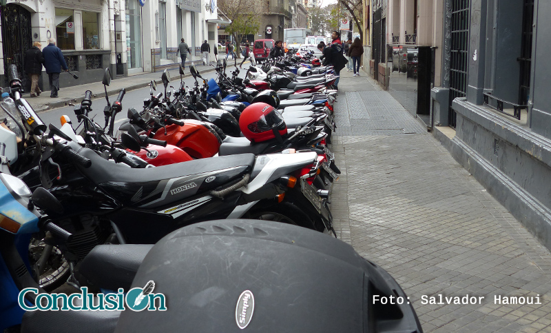 Número de patente en los cascos de las motos