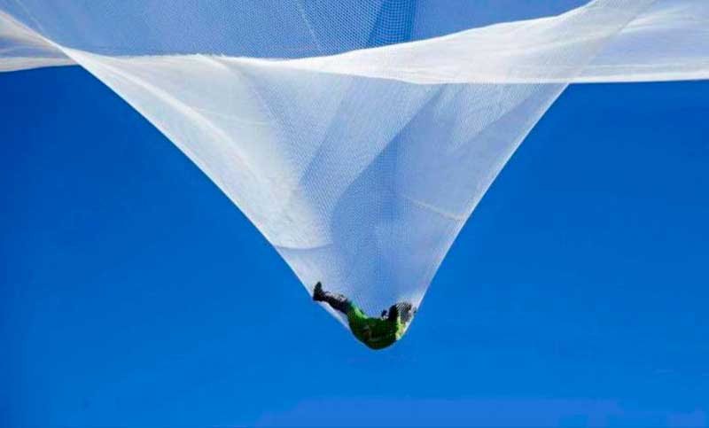 Ver para creer: se tiró sin paracaídas desde 7.200 metros y batió record