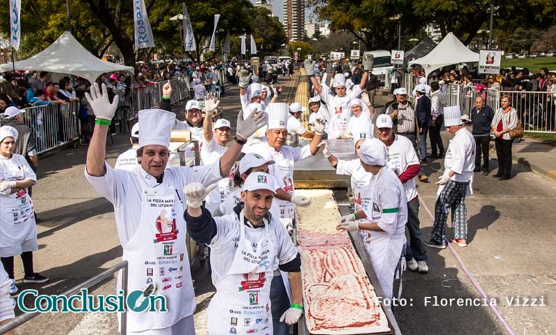 El Monumento a la Bandera cobró sabor al son de la pizza más larga del Litoral