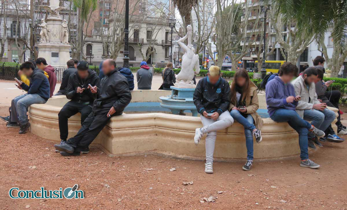 Plaza Pokemon: en el parque, para muchos, existen cosas más entretenidas que disfrutar del aire libre.