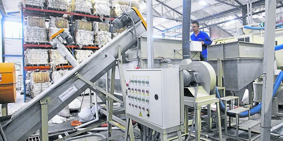 Despidos y suspensiones masivas en firmas plásticas por importaciones y caída de demanda