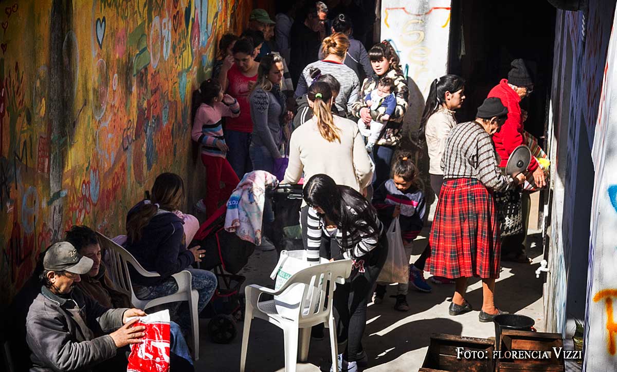 Necesidad y solidaridad: más de 500 personas comen cada día gracias a la labor del centro comunitario San Cayetano de Barrio Ludueña.
