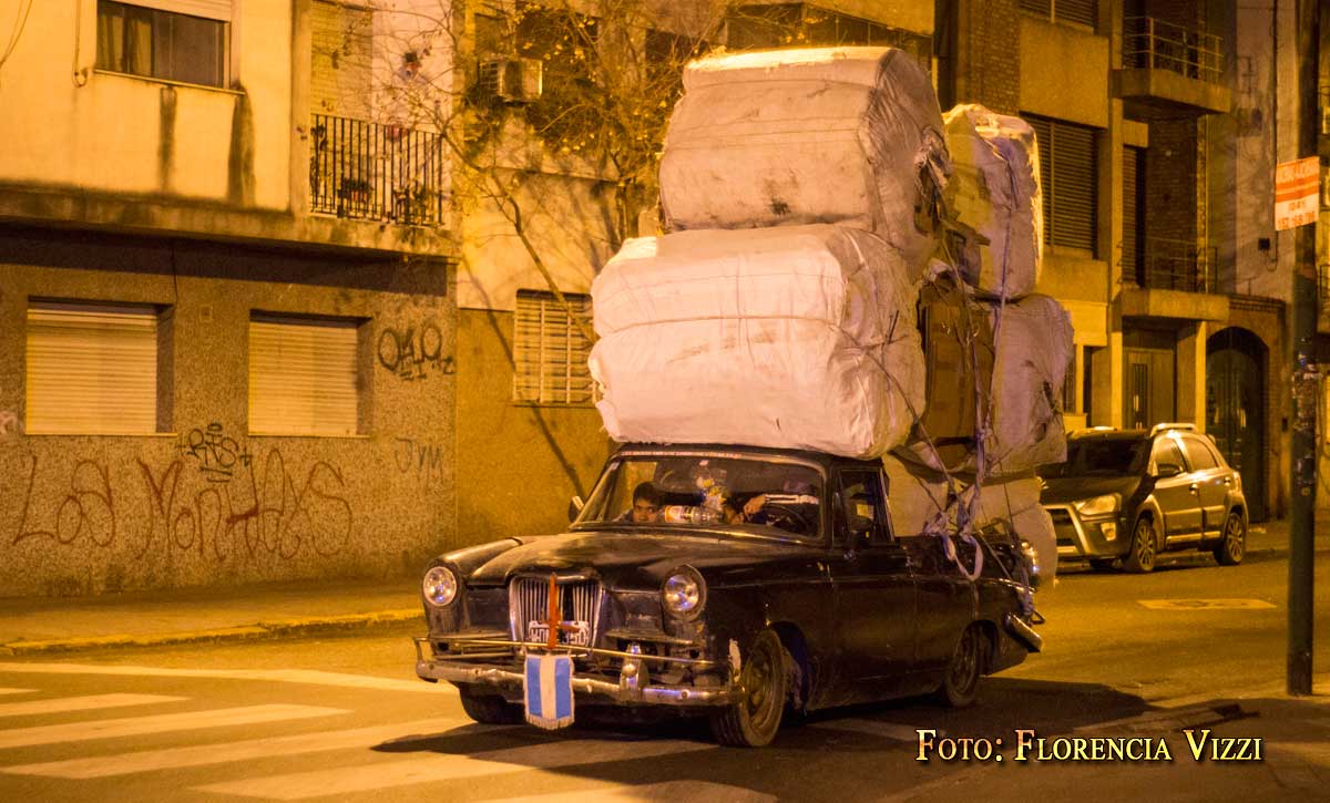 Un auto superpoderoso, mitad carreta, mitad camión… uno de esos misterios que surcan las noches rosarinas…