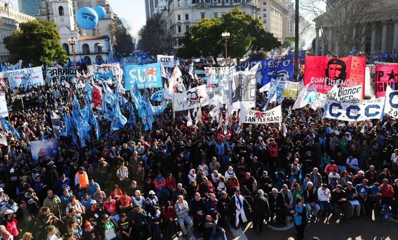 Movimientos sociales, políticos y gremiales marcharon por «Paz, Pan y Trabajo»