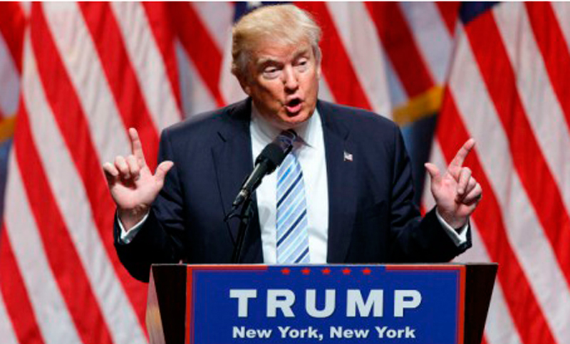 Trump aprovecha un escándalo sexual en la campaña de Clinton para criticarla