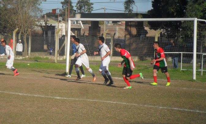 Federal B: Coronel Aguirre volvió a perder sobre la hora y sigue último