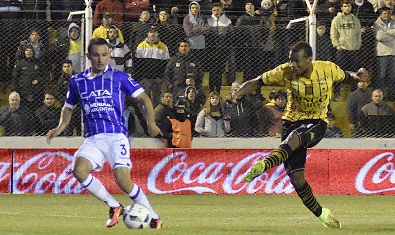 Olimpo goleó a Godoy Cruz en el inicio de la fecha 4