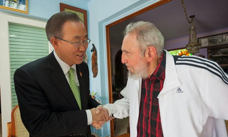 Fidel Castro se muestra activo al reunirse con el primer ministro japonés