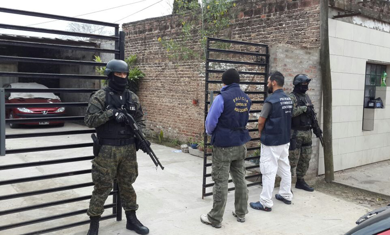 Detenidos y secuestro armas en distintos allanamientos