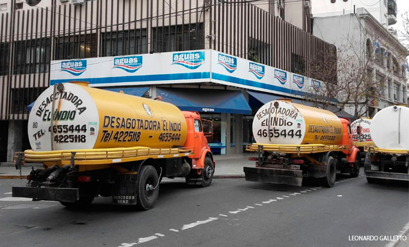 Protesta de camiones atmosféricos por aumentos de tarifas y falta de contraprestación
