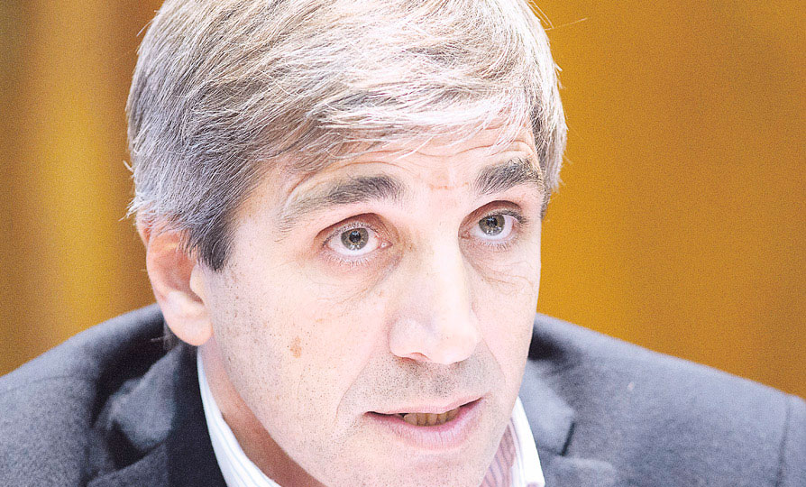 Caputo: “La gente dice que va a blanquear al banco y por poco no la expulsan”