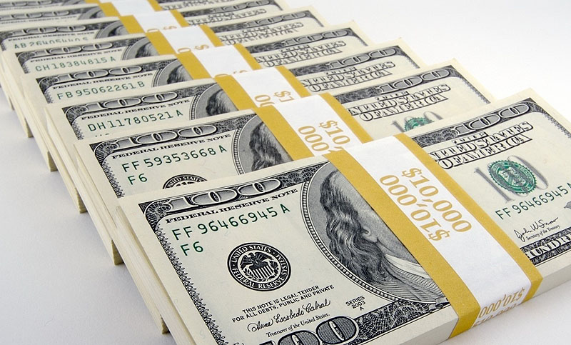 Gobierno vuelve a emitir deuda en pesos y en dólares