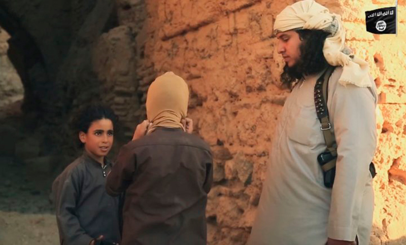 El ejército iraquí busca acercarse a Mosul, mientras el EI difundió un sangriento video en el que participan niños
