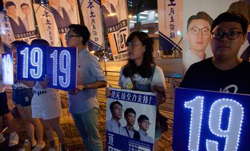 Los hongkoneses acuden a las urnas divididos, ante la mirada de Pekín