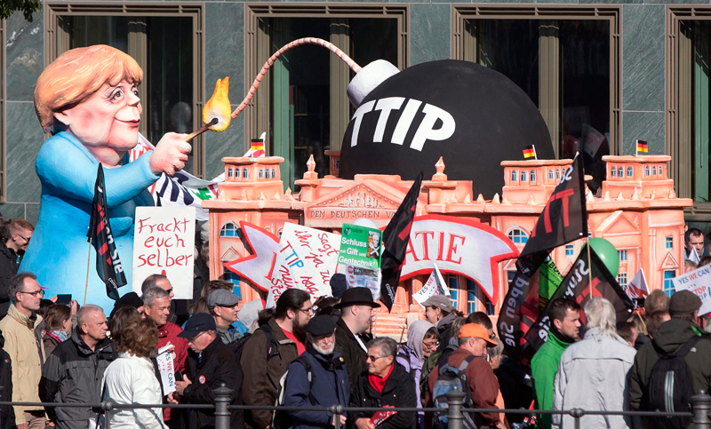 Una multitud protestó en varias ciudades alemanas contra los tratados de libre comercio