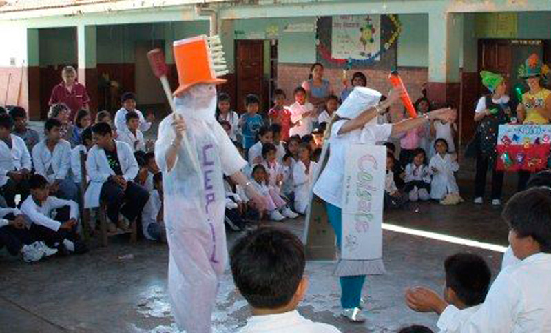 «Odontolocos», un grupo de estudiantes y docentes que luchan por dientes sanos
