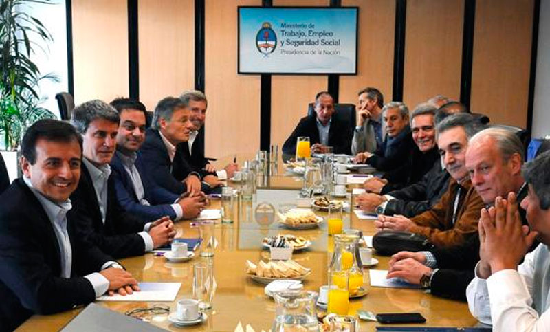 «Si el gobierno no quiere autorizar bonos, que reabra las paritarias», dijo Daer