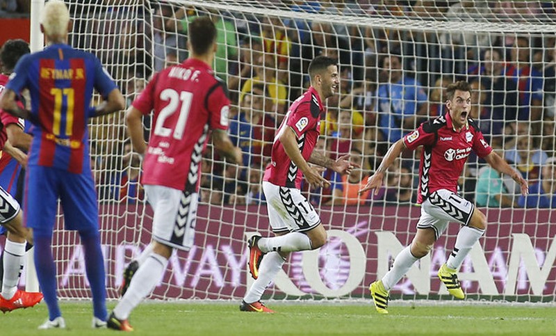 Liga española: Barcelona perdió con Alavés y Messi jugó 45 minutos