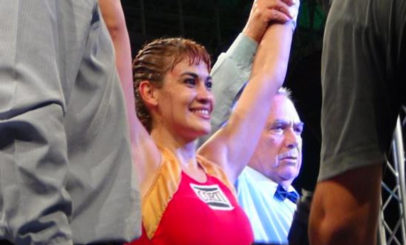 Boxeo: la Tigresa Acuña retuvo el título mundial pluma