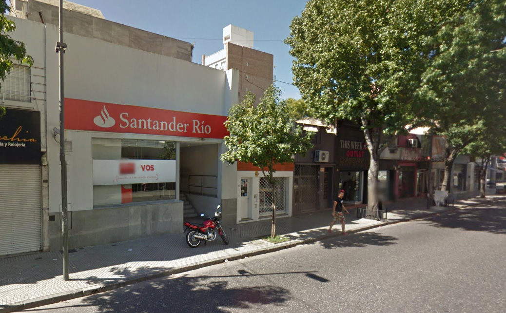 Delincuentes ingresaron a la sucursal de un banco y ocasionaron destrozos