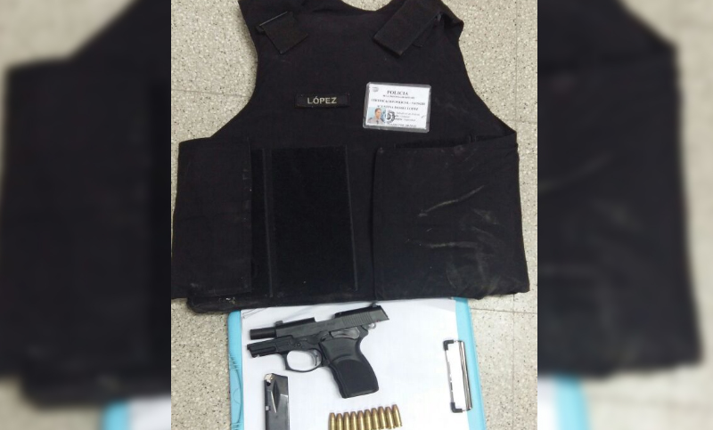 Mujer policía entregaba arma y chaleco a su pareja para robar