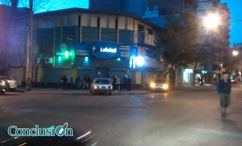 Perdió el control del auto, chocó a un árbol y otro vehículo terminó en la vereda