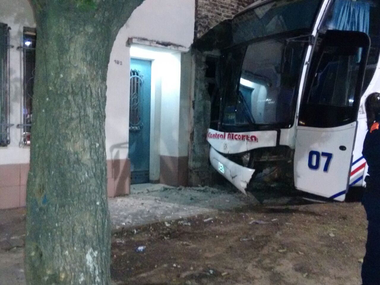 Un colectivo perdió el control y se incrustó en una casa