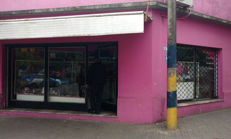 Policías detuvieron a un ladrón en pleno robo a una regalería