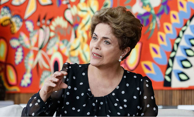 Reapareció Dilma tras la destitución y advirtió sobre posibles “retrocesos” en Brasil